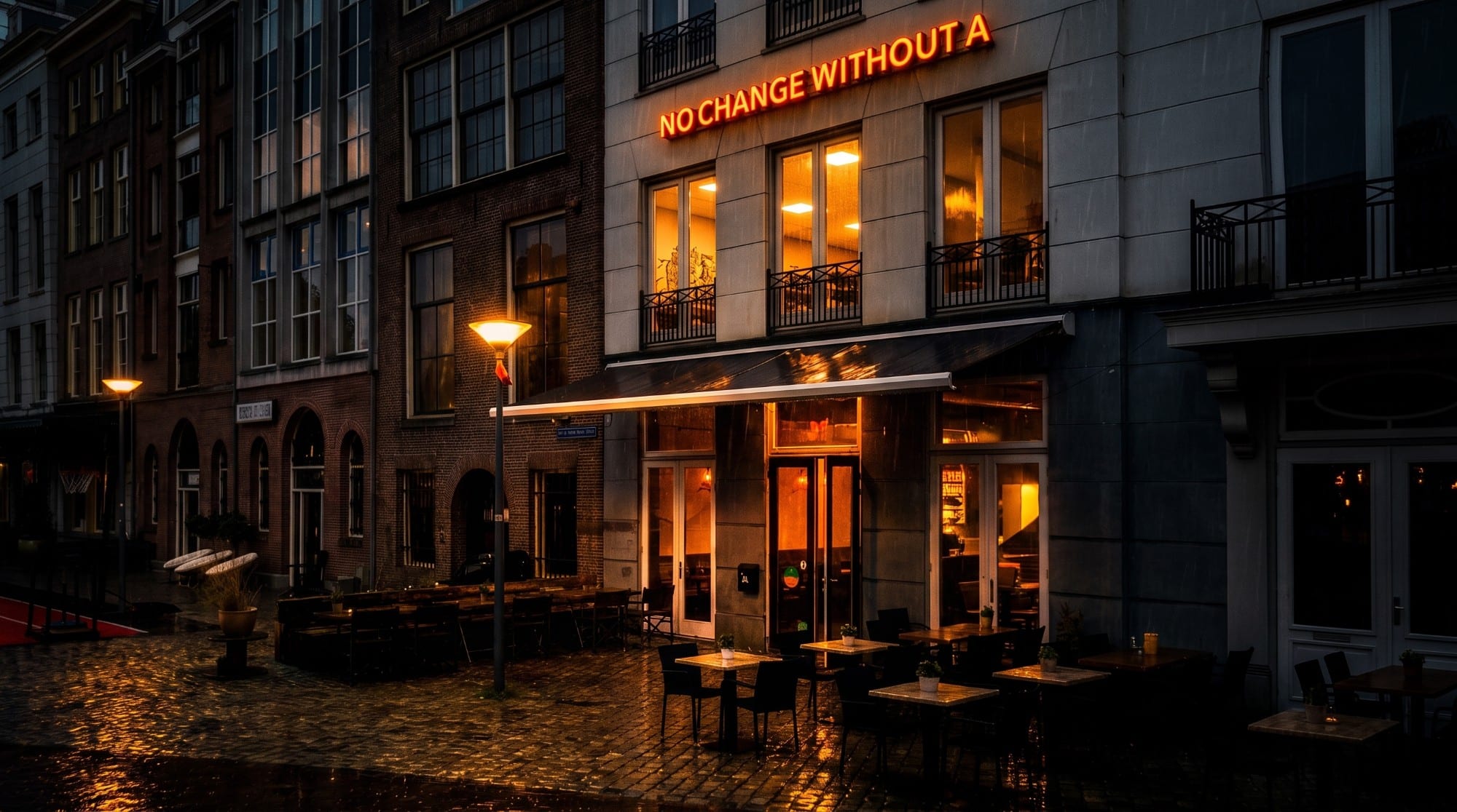 Het pand aan de Oost-Wijnstraat in de avond