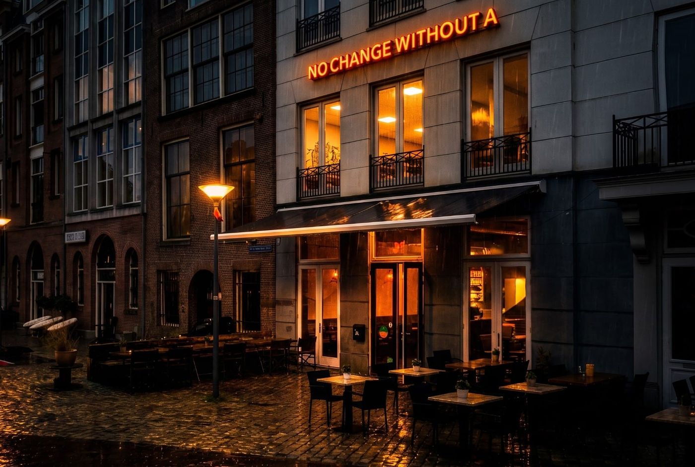 Het pand aan de Oost-Wijnstraat op een regenachtige avond, met warm licht achter de ramen