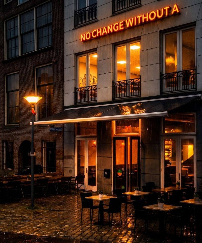 Het pand aan de Oost-Wijnstraat in de avond