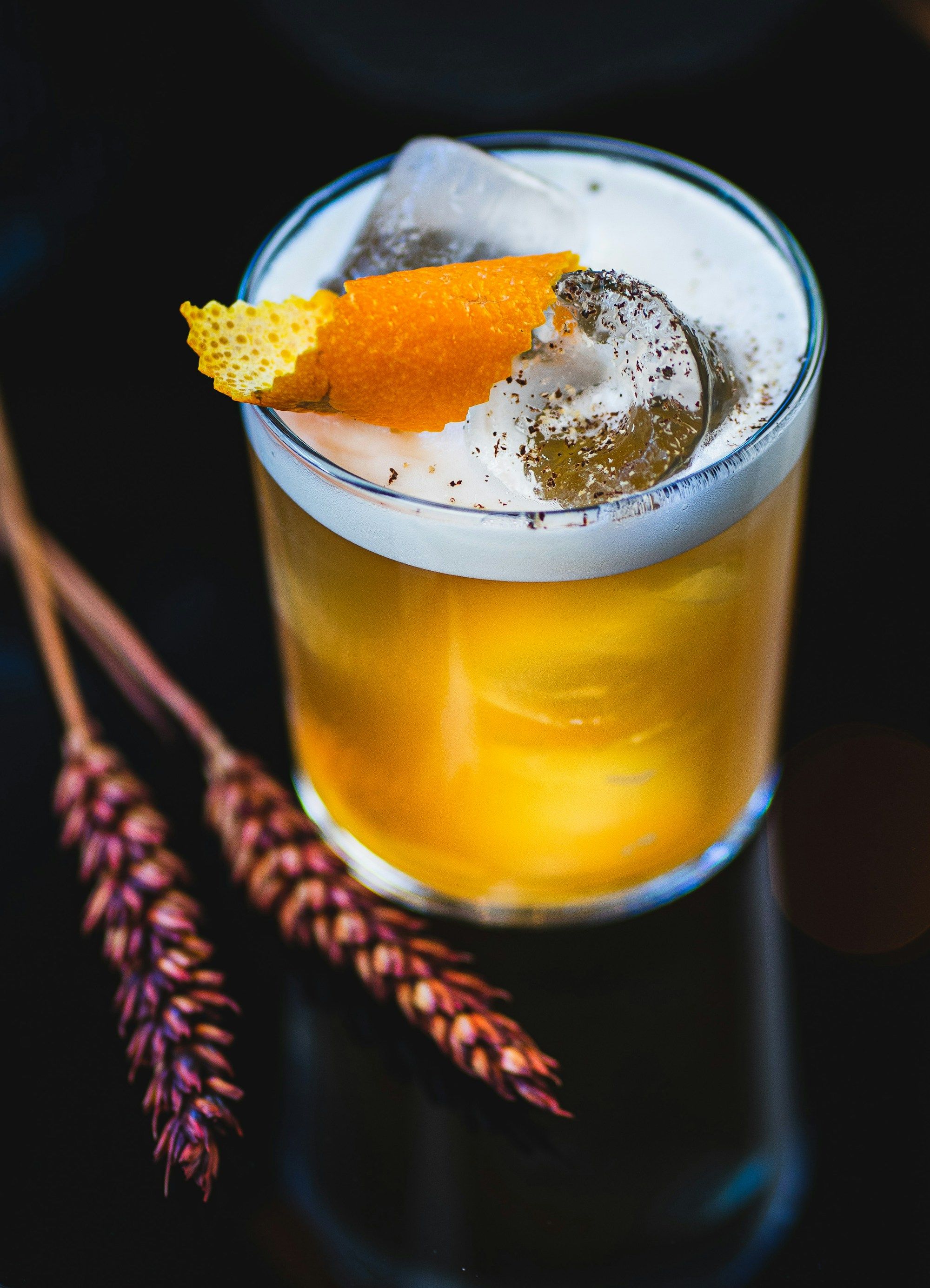Een cocktail met een twist van sinaasappelschil