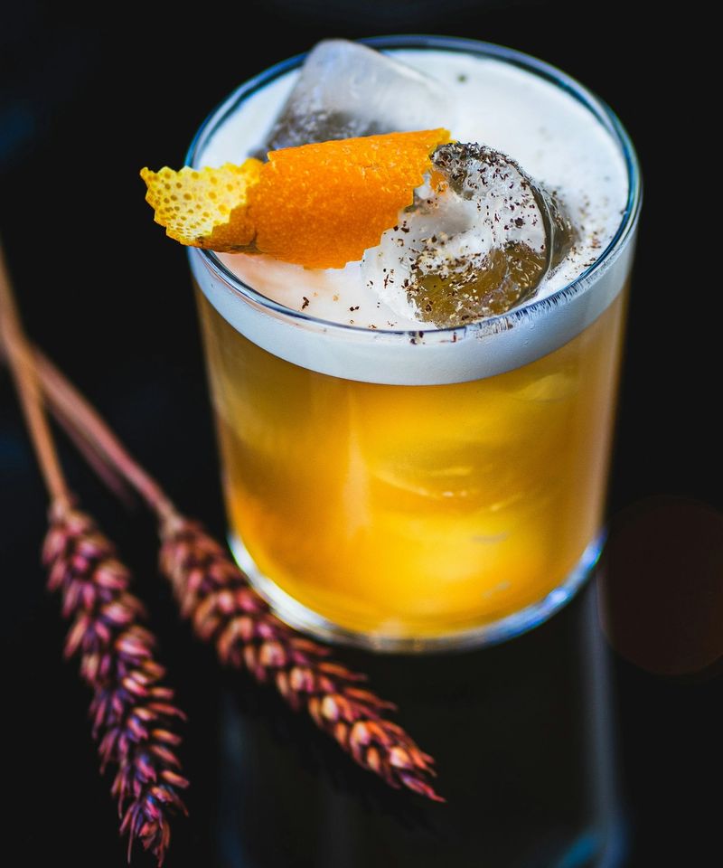 Een cocktail met een twist van sinaasappelschil