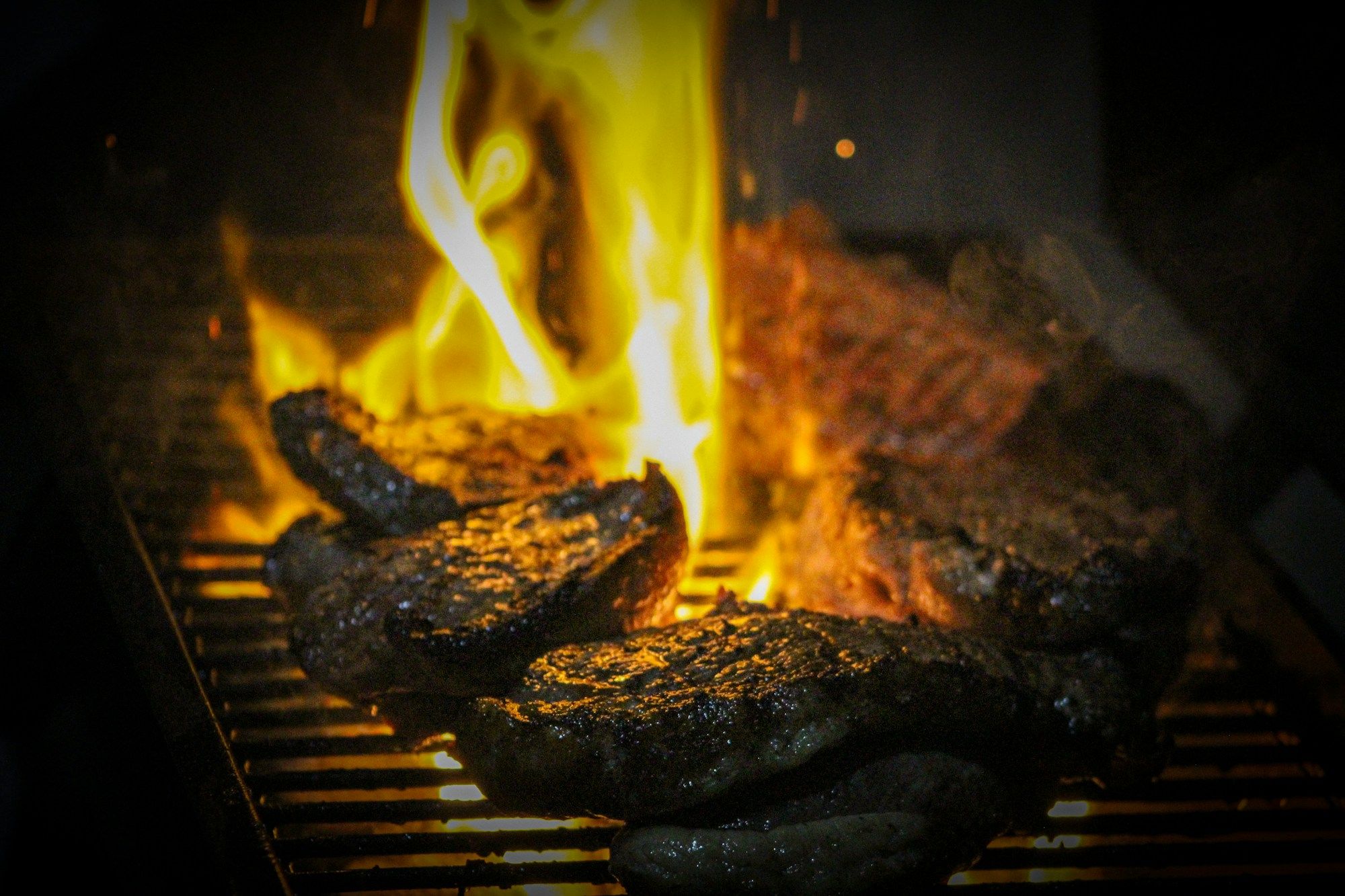 Steaks die boven open vuur worden gegrild