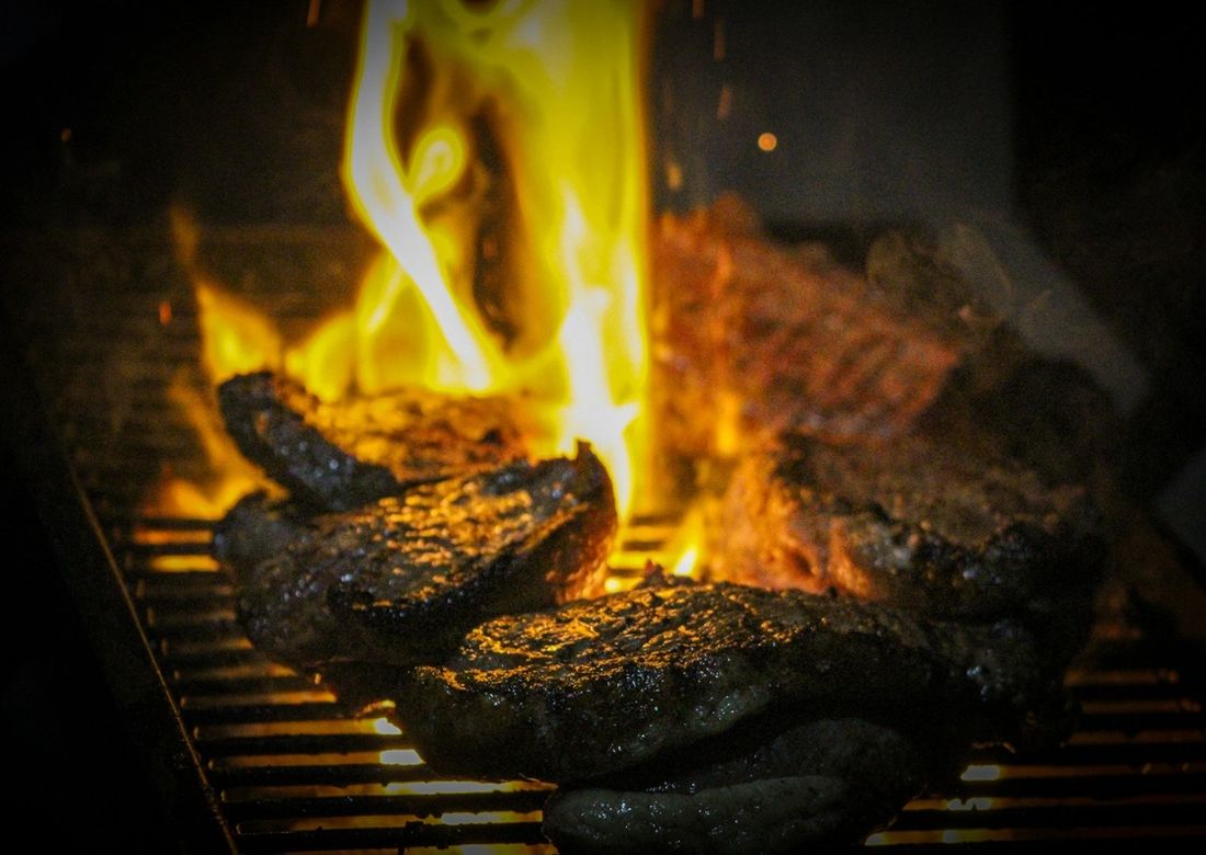 Steaks die boven open vuur worden gegrild