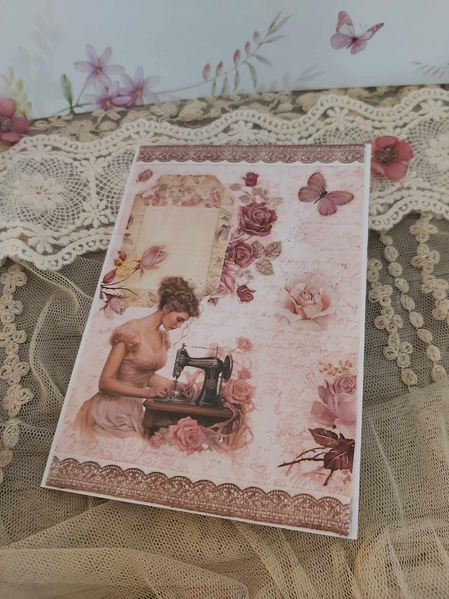 Vintage pohľadnica Krajčírka – ručne vyrábaný pozdrav s dušou starých čias