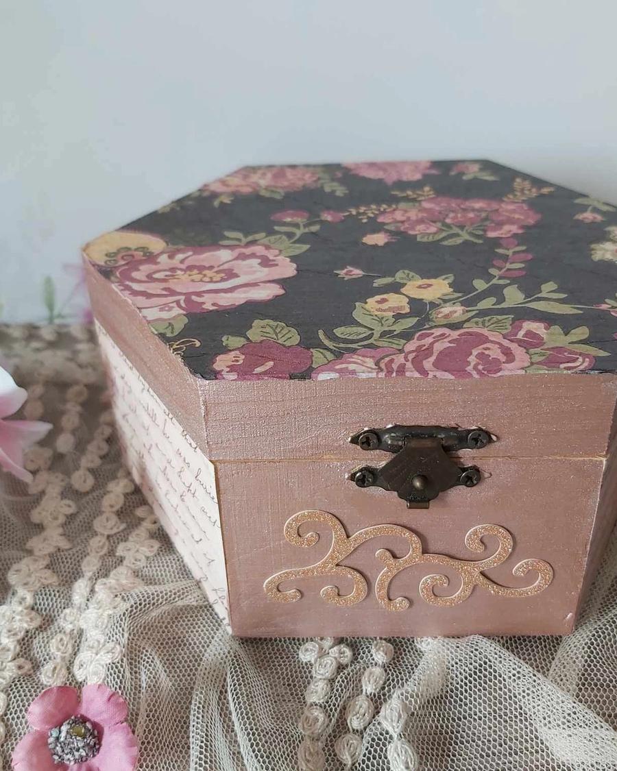 drevená zdobená krabička kvetinová vintage