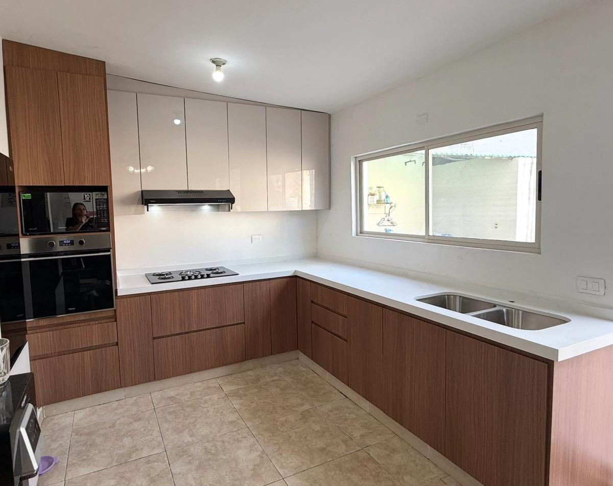 Cómo transformar cocina de madera deteriorada en un espacio funcional y duradero - Cocina Integral en Monterrey, Col. Vidriera