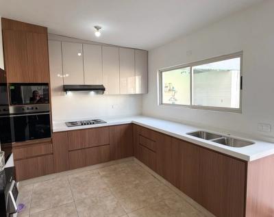 Cómo transformar cocina de madera deteriorada en un espacio funcional y duradero