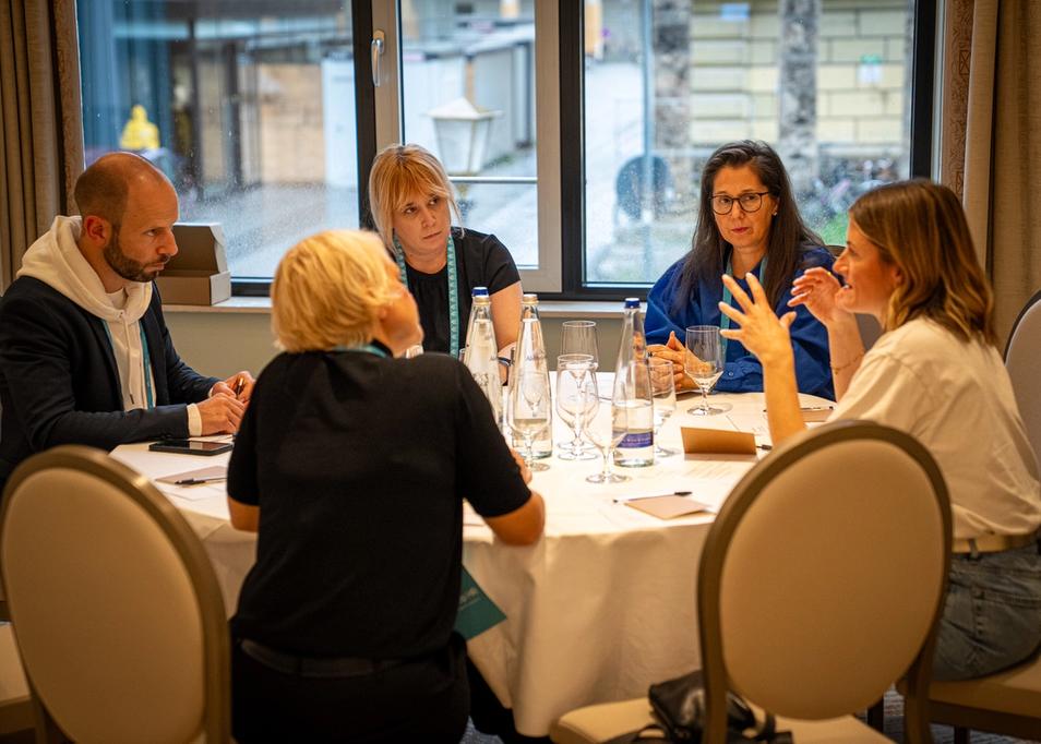 Teilnehmende eines Confidential Forums der Level Up HR Community sitzen in kleiner Runde zusammen und führen ein konzentriertes, persönliches Gespräch auf Augenhöhe in geschützter Atmosphäre.