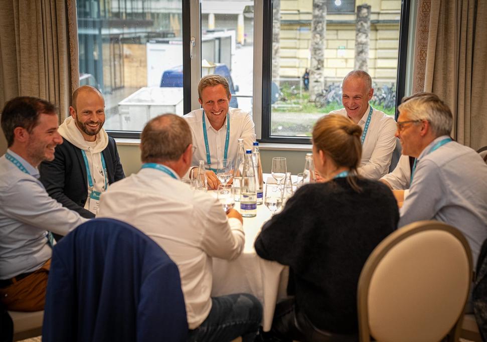 Teilnehmende eines Confidential Forums der Level Up HR Community sitzen in kleiner Runde zusammen und führen ein konzentriertes, persönliches Gespräch auf Augenhöhe in geschützter Atmosphäre.