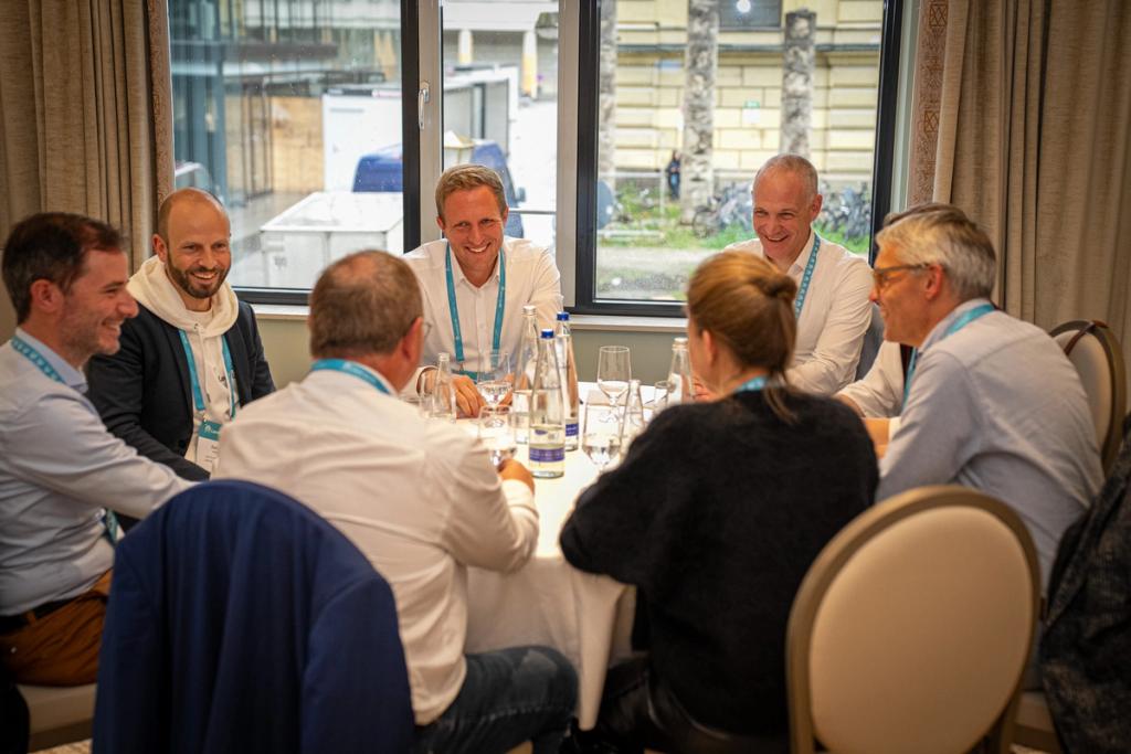 HR Führungskräfte und CHROs im Gespräch beim Level Up HR Summit sitzen gemeinsam im Veranstaltungsraum und tauschen sich über Leadership, Transformation und People-Themen aus.