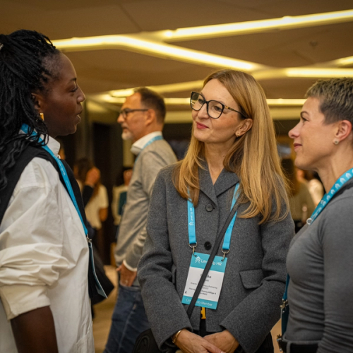 HR leaders in confidential exchange within the Level Up HR Community