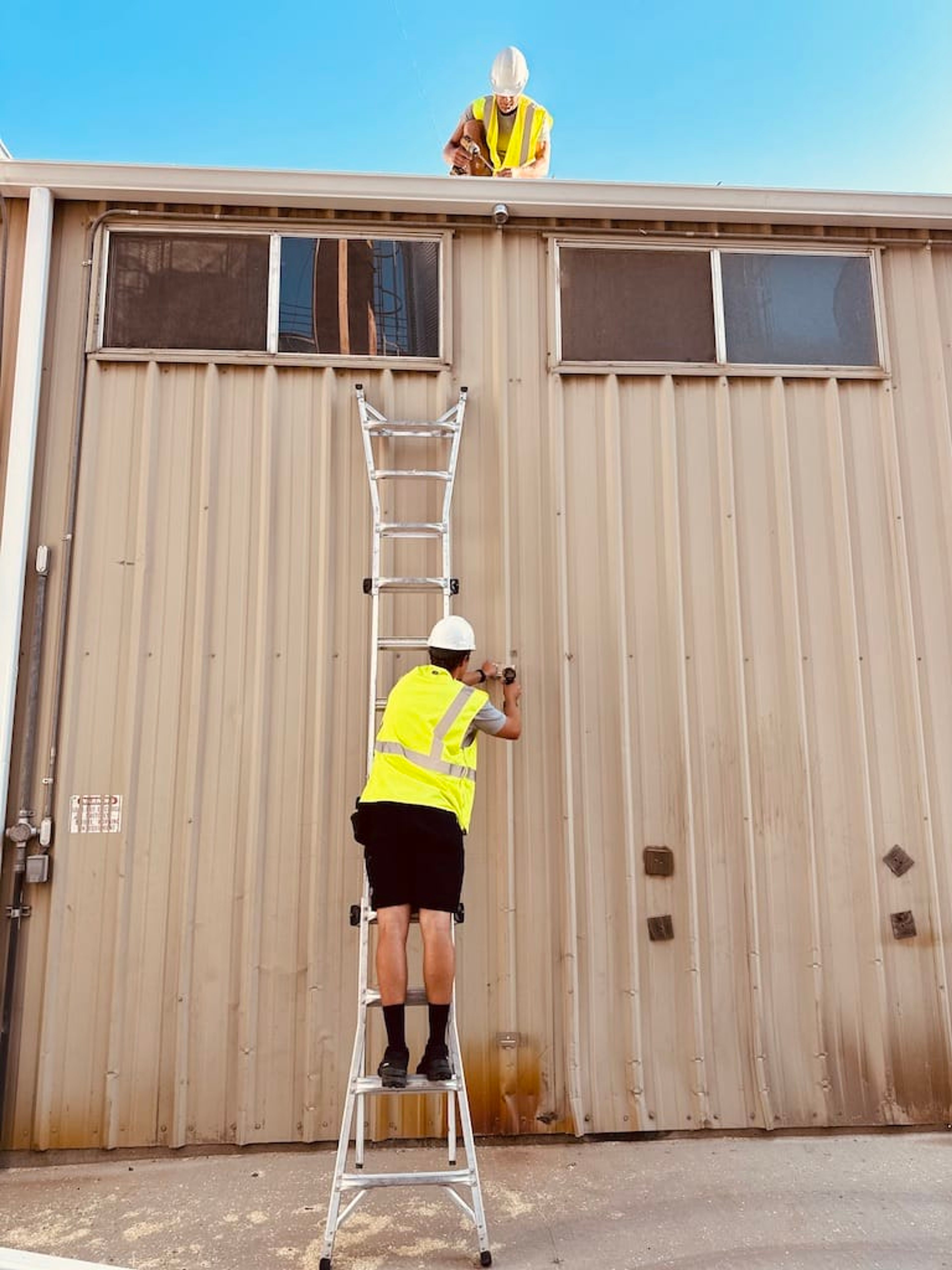 workers installing gutters in Nyssa, Oregon