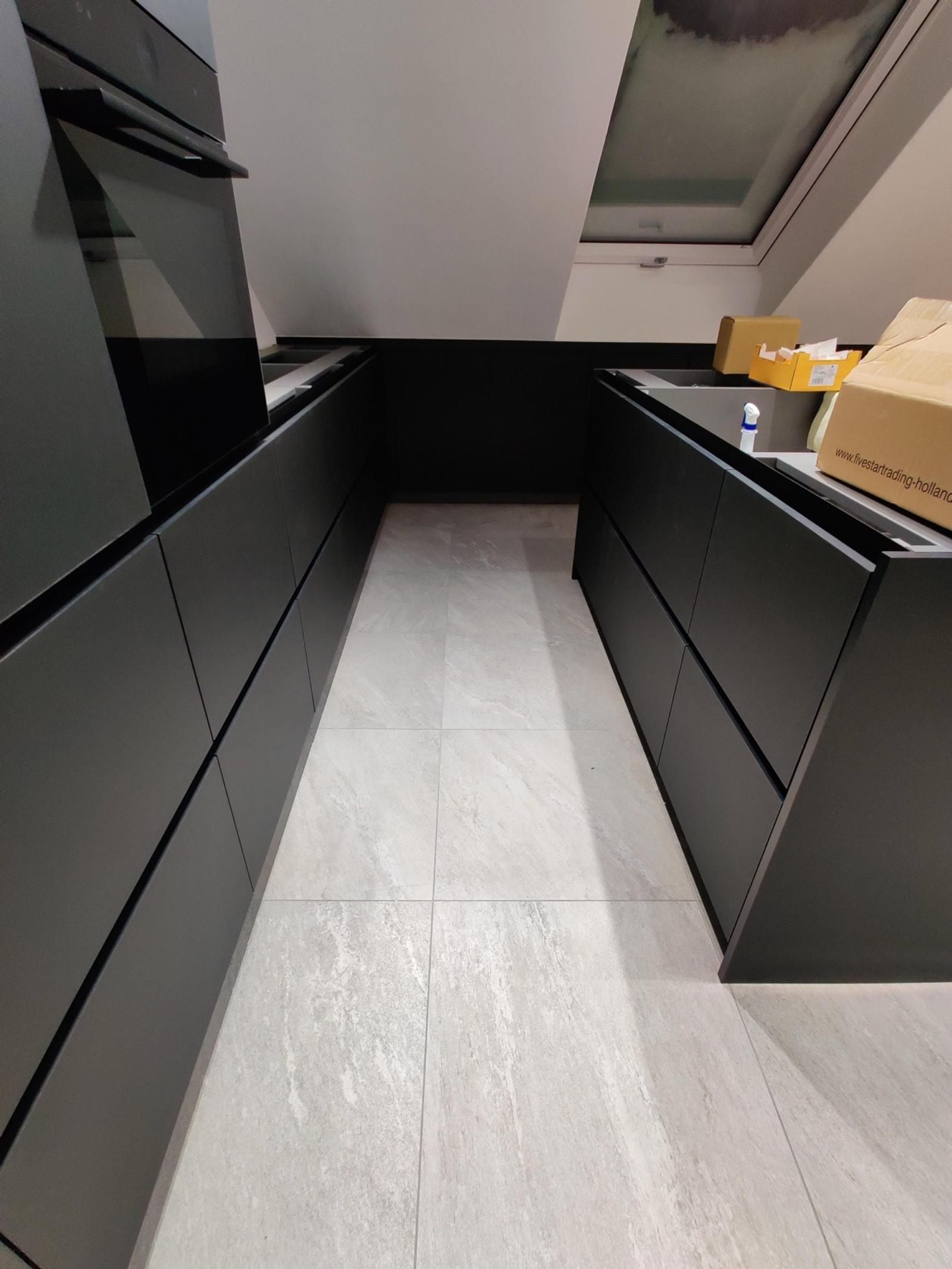 Schwarze Küchenzeile aus MDF mit glänzendem Finish und Glasfront