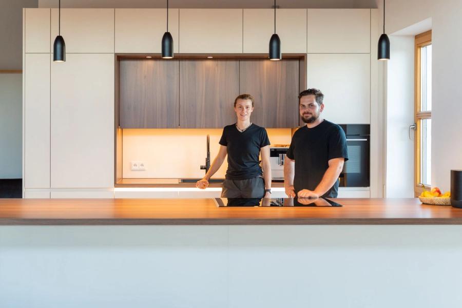 Moderne Kücheninsel aus Eiche mit integriertem Kochbereich