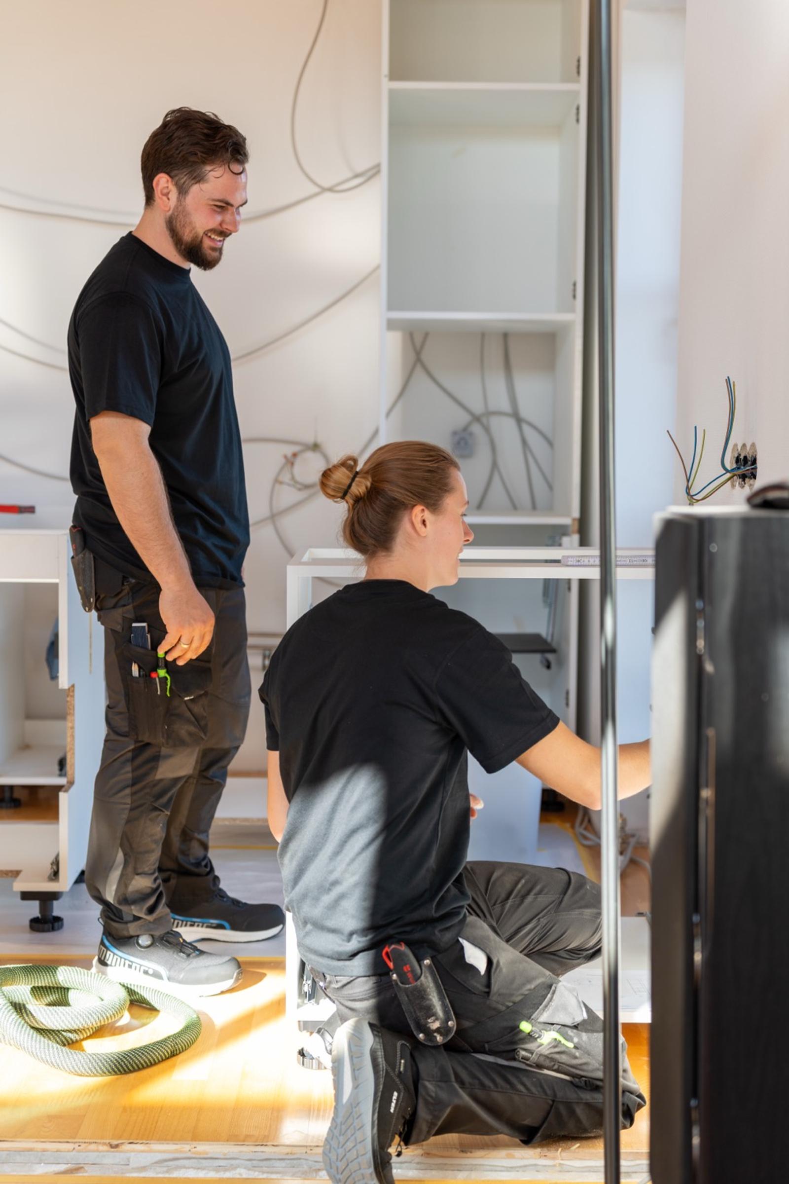 Lucas und Stefanie Gleinig installieren Küchenschränke