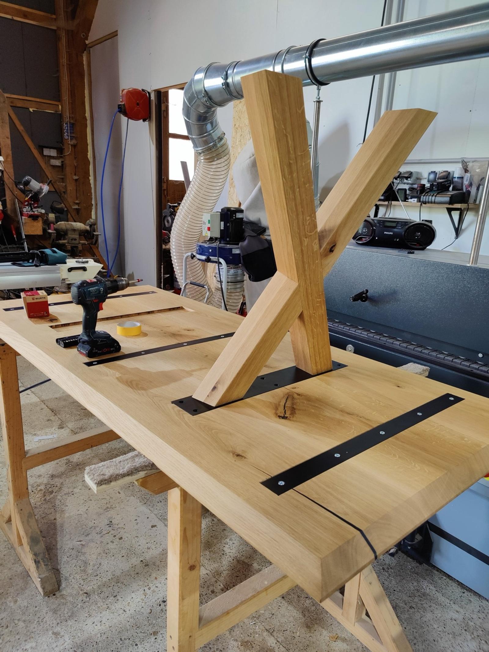 Eiche Tisch mit X-Fuß und schwarzen Metallbändern