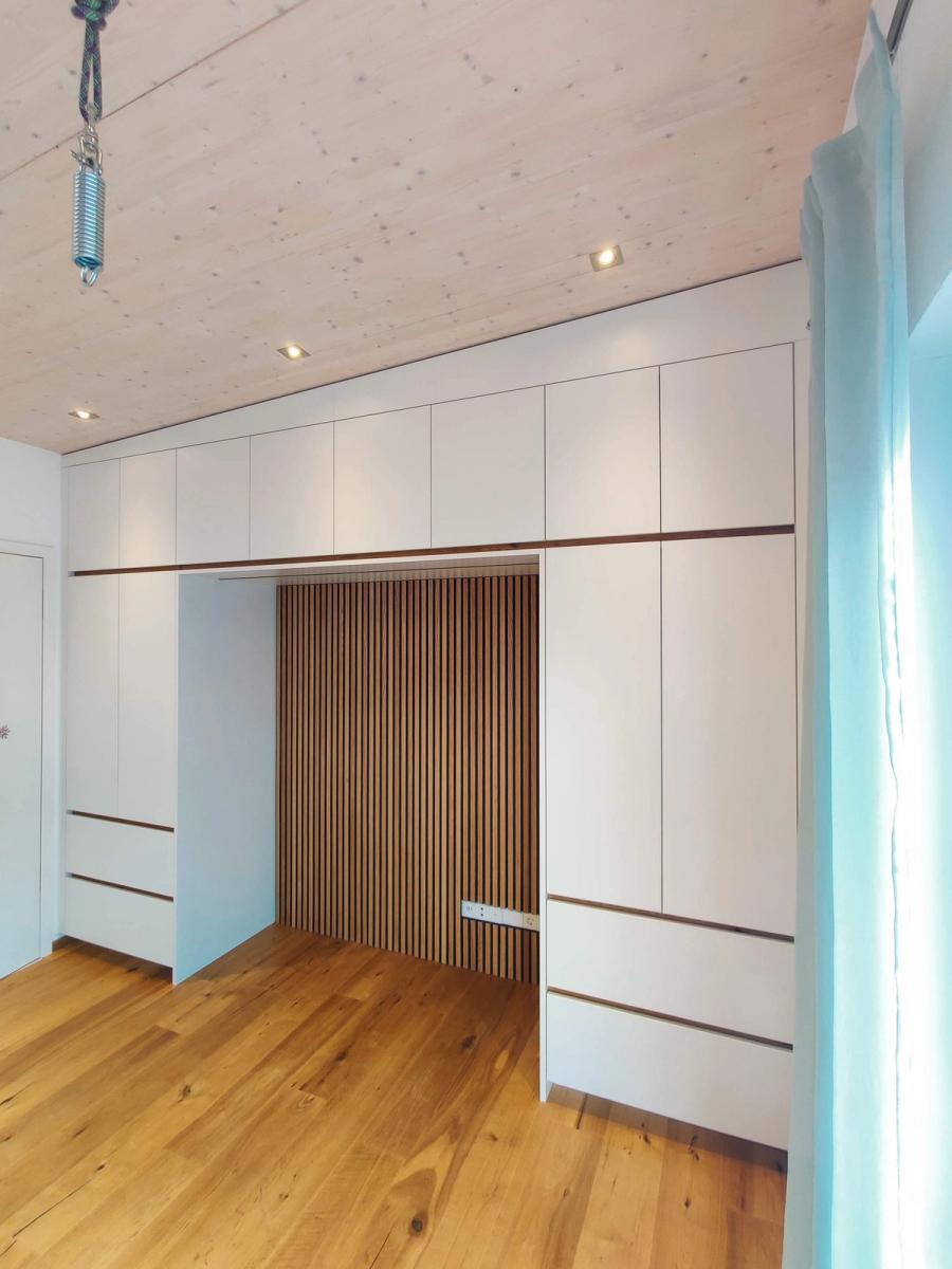 Moderne Schrankwand mit Holzstruktur und integriertem Hängesprung