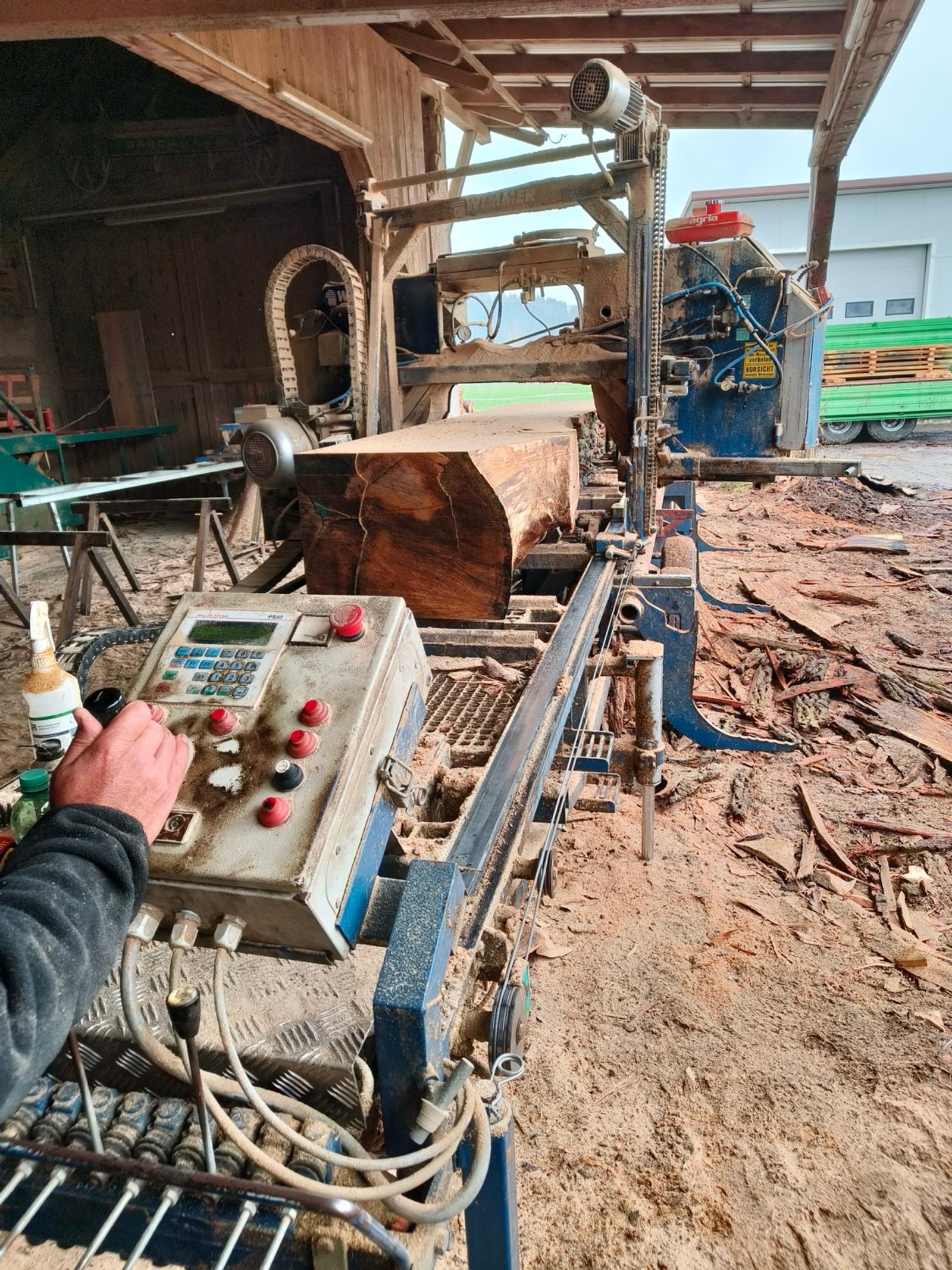 Eichenstamm auf Sägeschneide mit Kontrollpanel