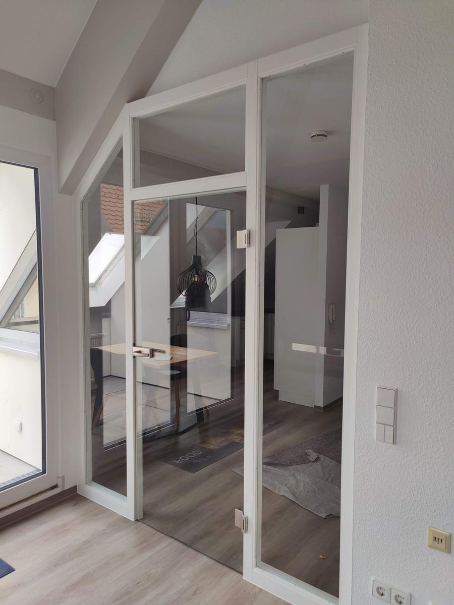 Glas-Drehtür aus weiß lackierten Holz mit modernem Design