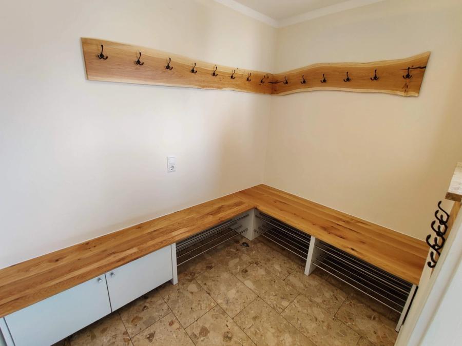 Eckbank mit Fliesenboden und Holzgarderobe