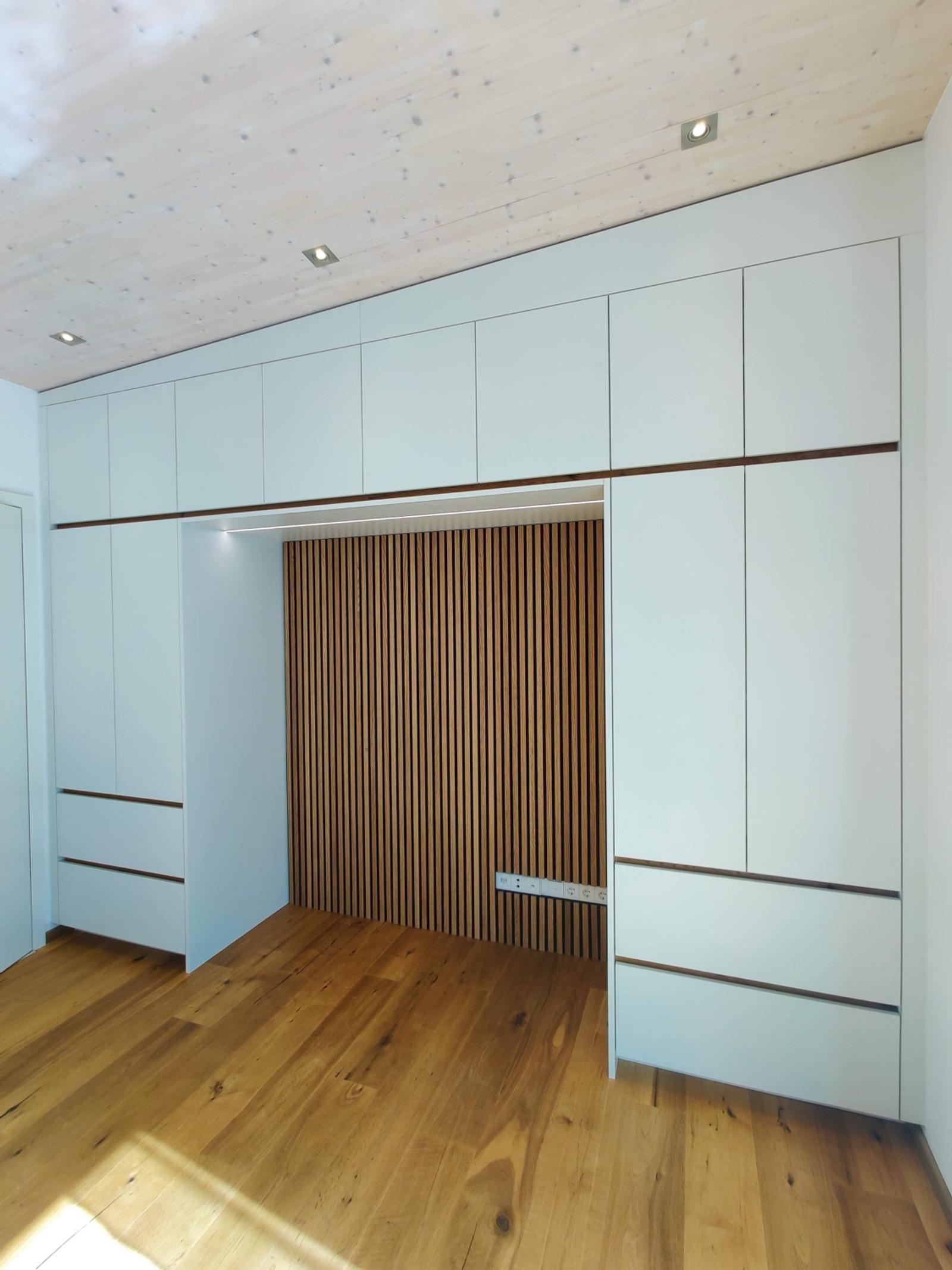 Moderne Schrankwand mit Holzstruktur und LED-Beleuchtung