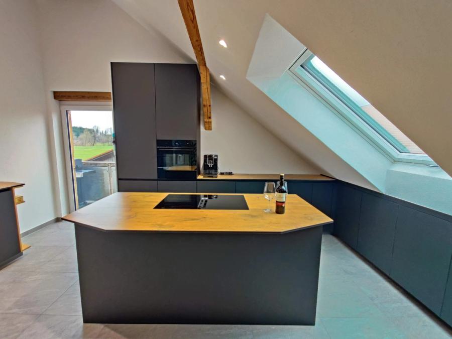 Moderne Küchenzeile aus dunklem Holz mit schwarzem Arbeitsplatte