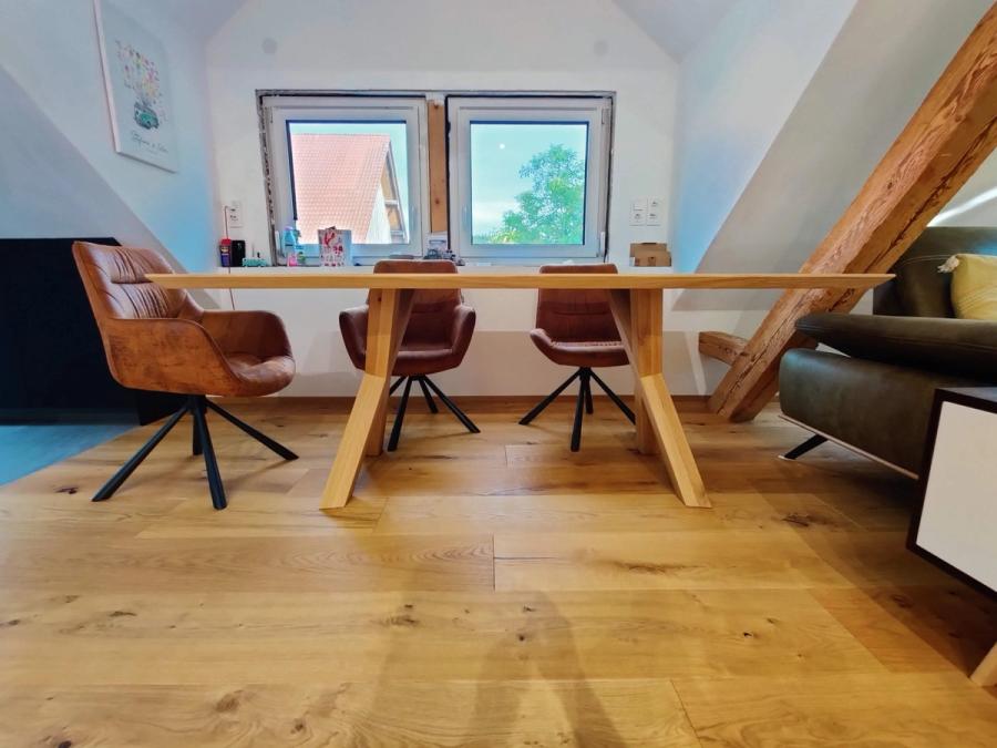 Eiche Tisch mit braunen Stühlen und Parkett