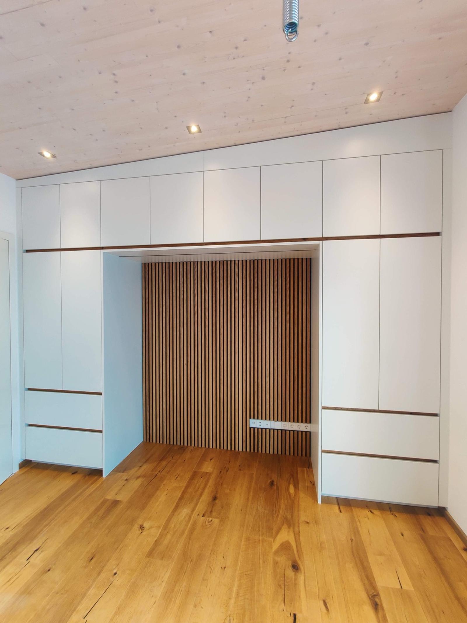 Moderne Schrankwand mit Holzstruktur und weißen Türen