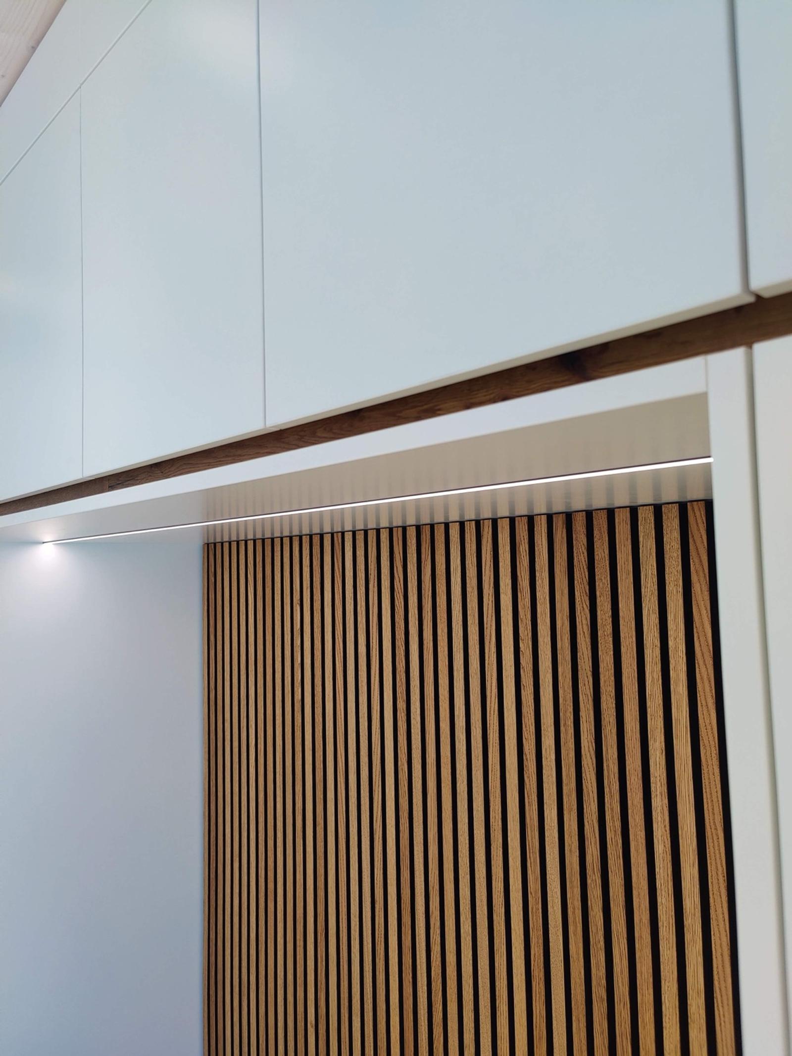Moderne Schrankwand mit Holzstreifen und LED-Beleuchtung