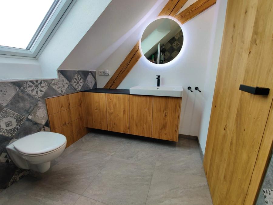 Holz-WC-Möbel mit LED-Spiegel und dunklem Arbeitsplatte