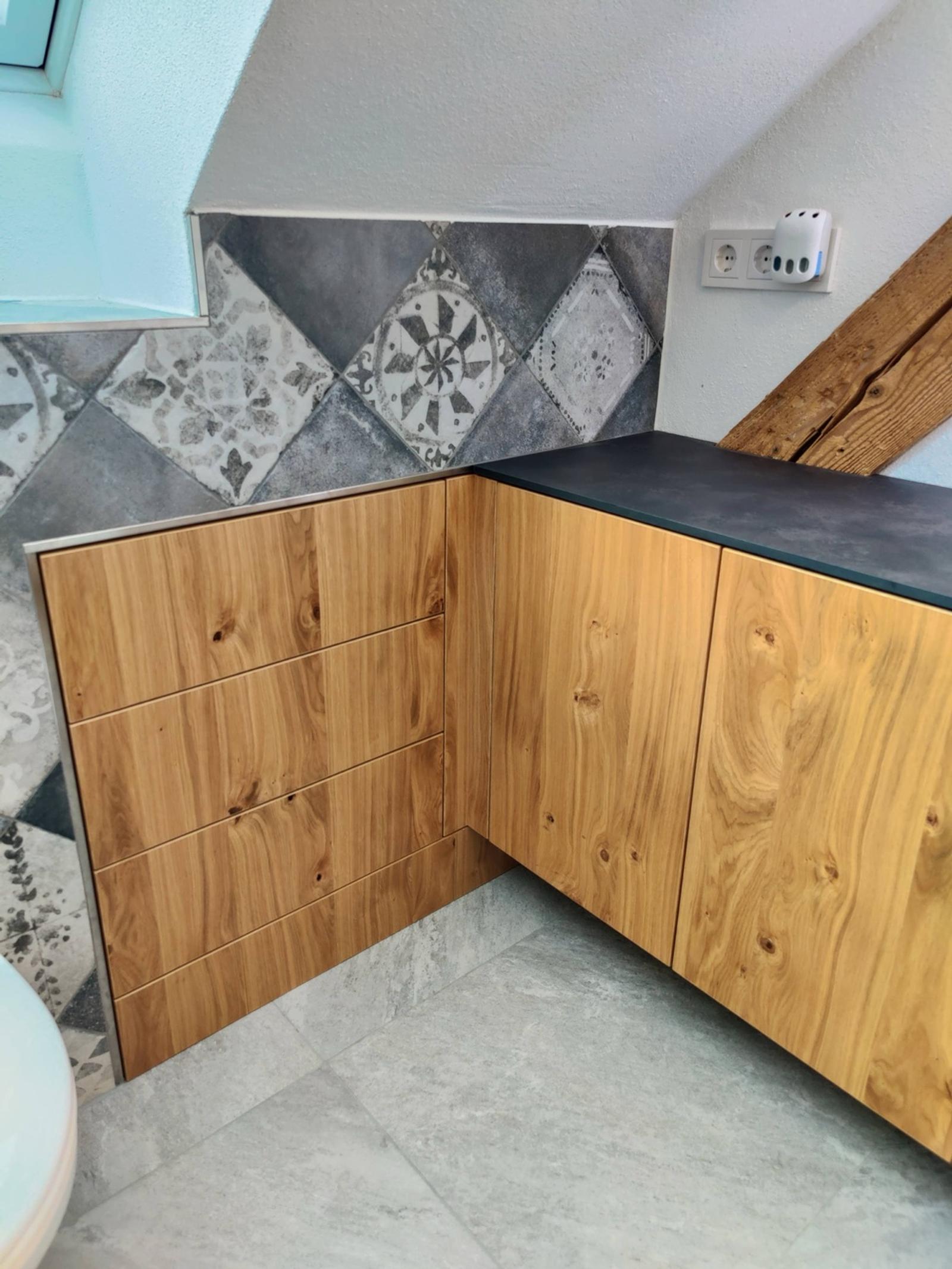 Einbauschrank aus Eichenholz mit dunklem Top