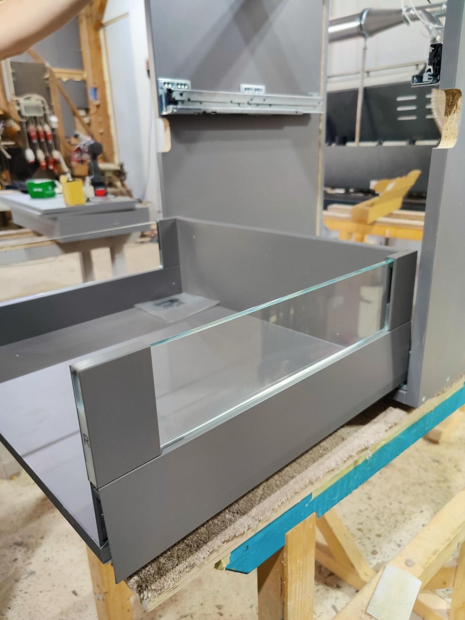 Glasfront-Schublade aus Grau-Metall mit Schublade