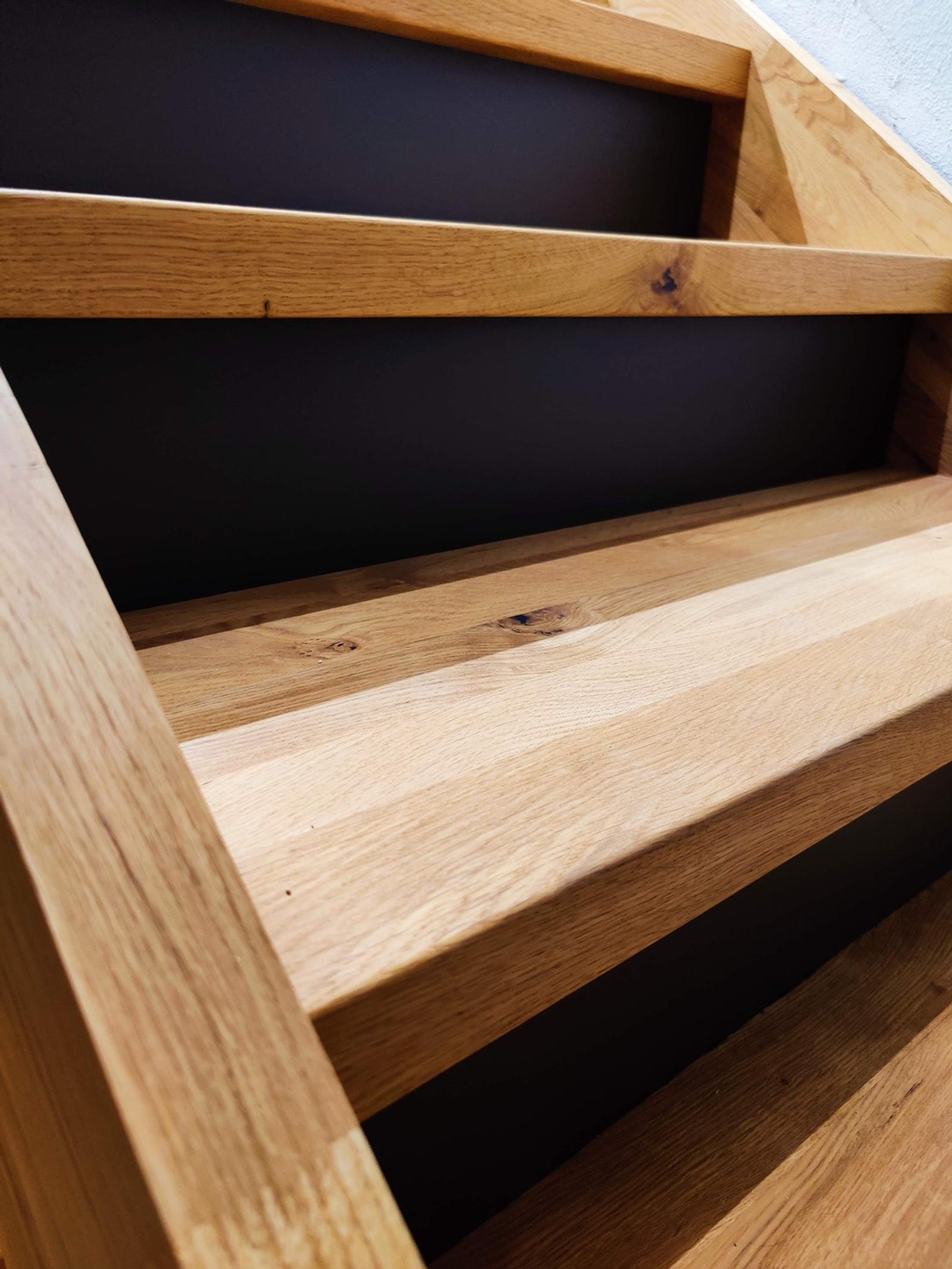 Eiche Holztreppe mit schwarzen Schraffuren und natürlichen Knoten