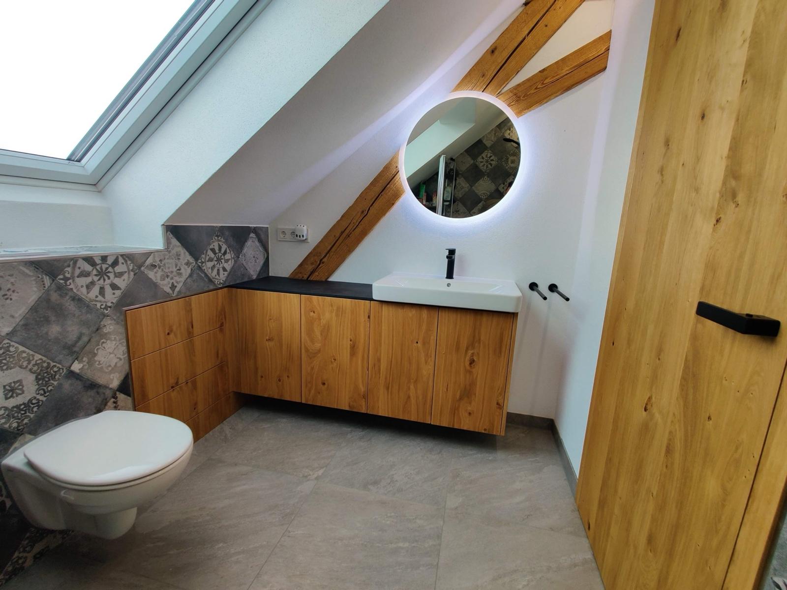 Holz-WC-Möbel mit LED-Spiegel und dunklem Arbeitsplatz