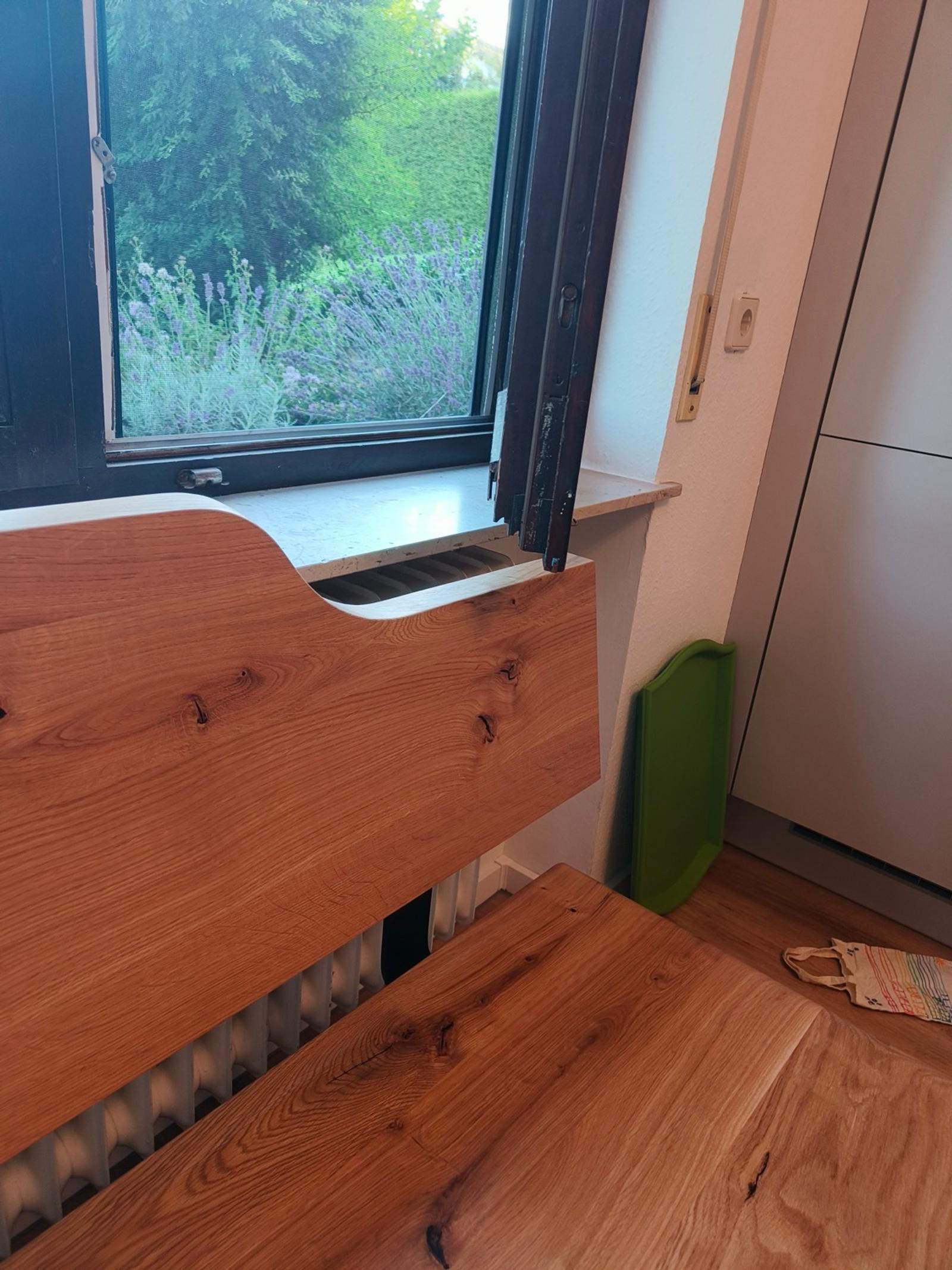 Eicheiche Fensterbank mit geschwungenem Design und integriertem Heizkörper