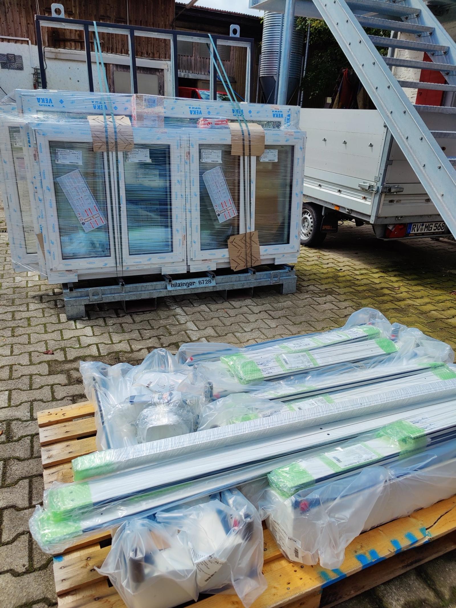Verpackte Fenster aus Aluminium mit Etiketten auf Paletten