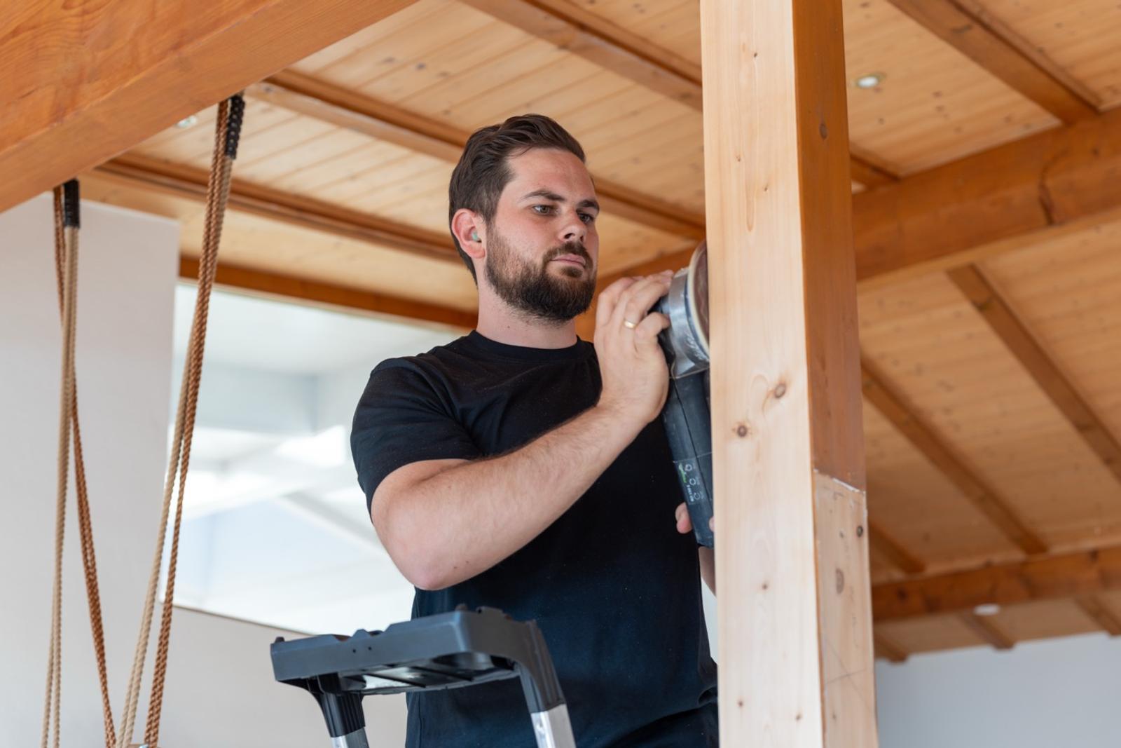 Lucas Gleinig schneidet Holz für ein Möbelstück