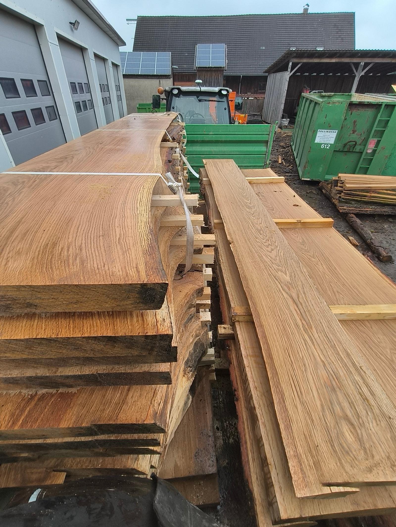 Eiche-Schreinerei-Planken mit natürlichen Rändern und Holzstruktur