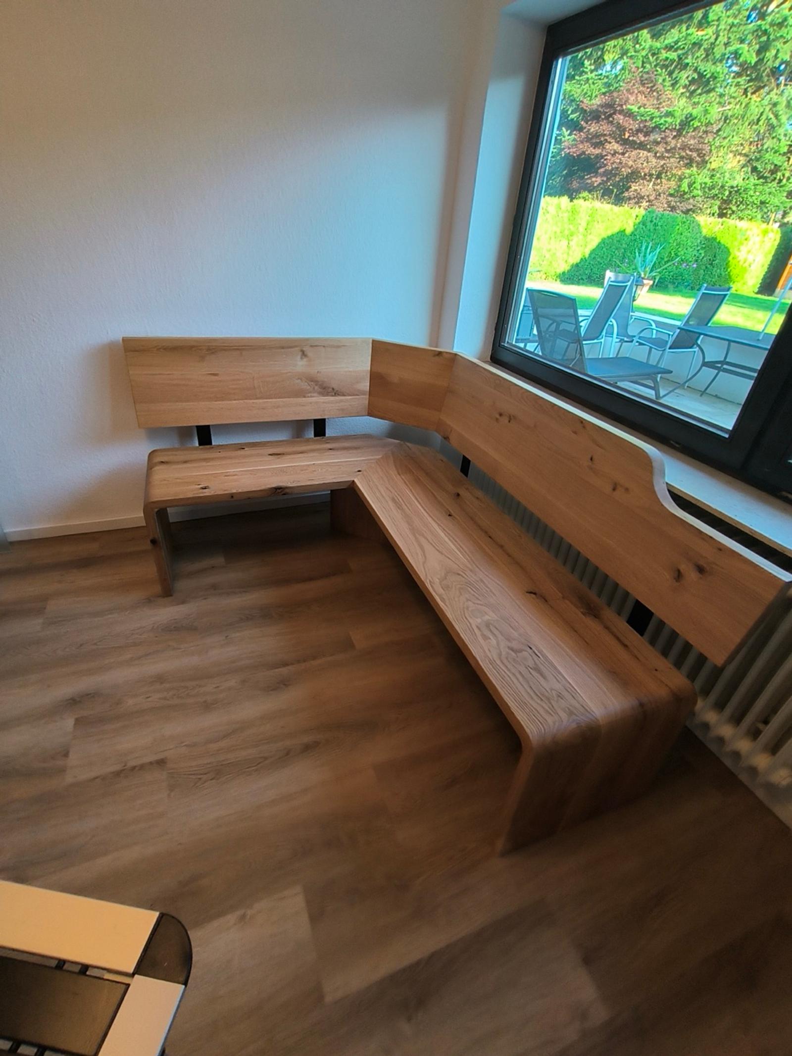 Eckbank aus massivem Holz mit natürlichen Knoten