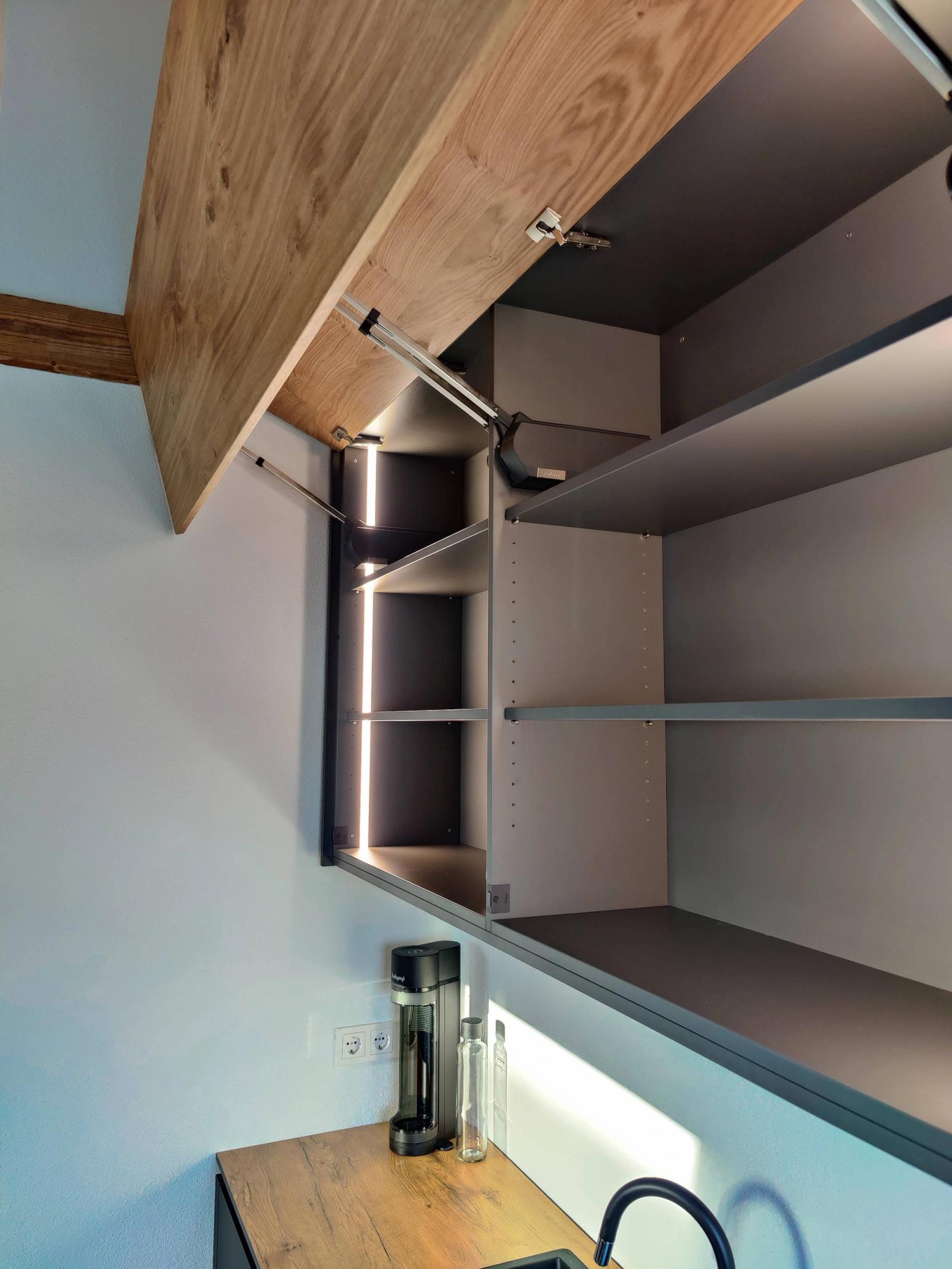 Hängeschrank mit Falt-Tür