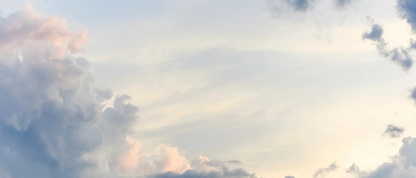 Idyllische Sicht auf Wolken, welche mit Abendlicht glänzen. Sie symboliseren das stressfreie gewinnen von neuen Kunden für Marketingdiesntleister