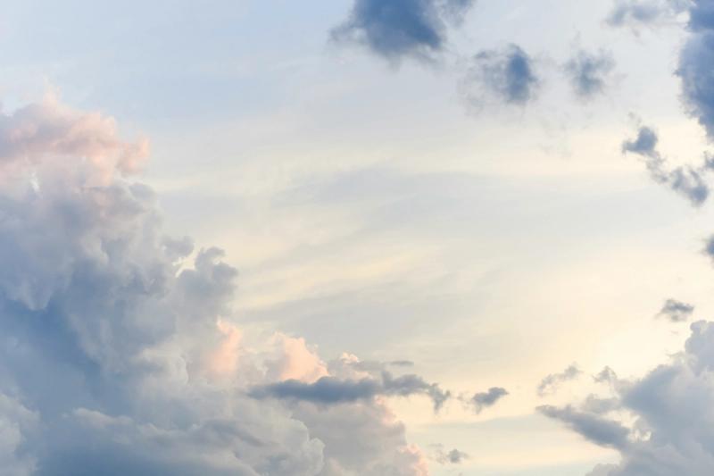 Idyllische Sicht auf Wolken, welche mit Abendlicht glänzen. Sie symboliseren das stressfreie gewinnen von neuen Kunden für Marketingdiesntleister