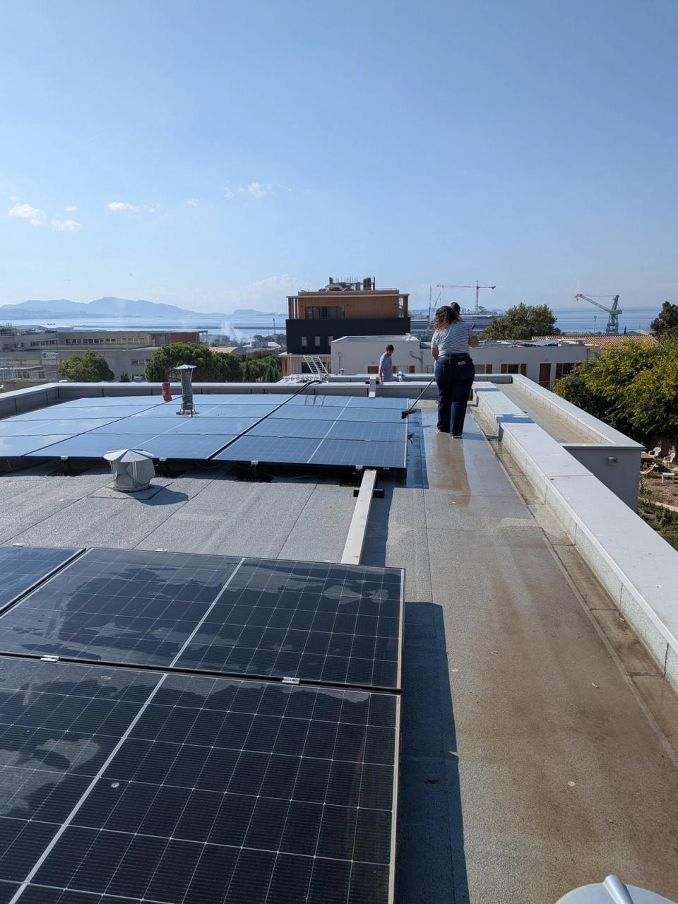 Panneaux solaires posés sur le toit du Corail, avec vue sur la rade de Marseille