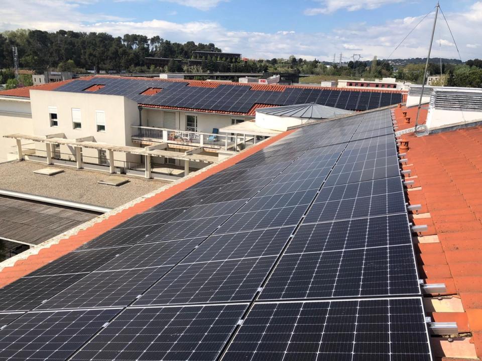 Panneaux solaires sur les toits de l’EHPAD Leopold Cartoux