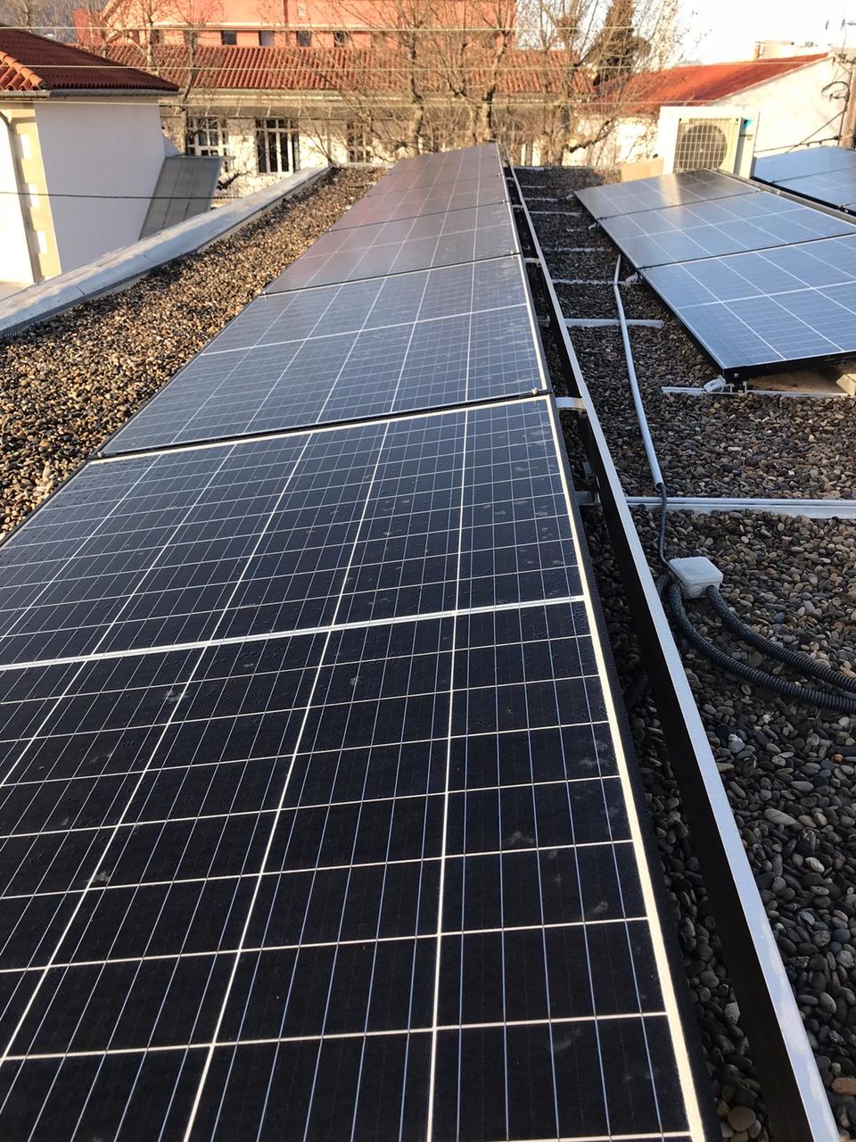 Rangée de panneaux solaires sur une toiture-terrasse