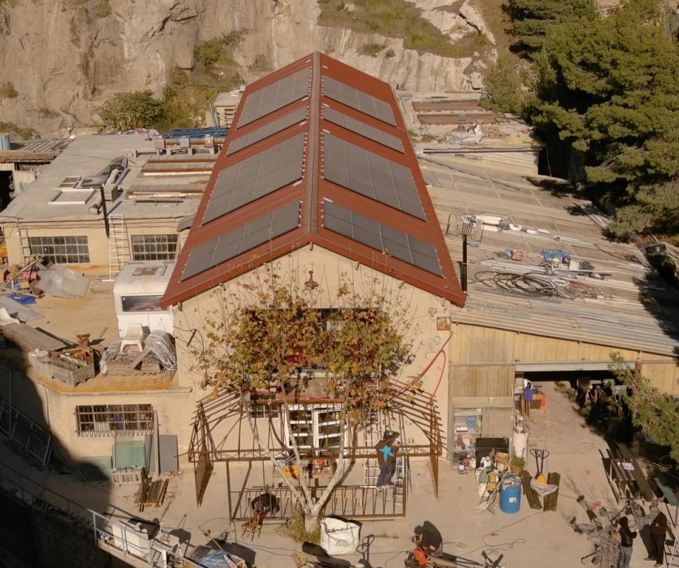 Le toit de la Déviation couvert de panneaux solaires, vu du dessus