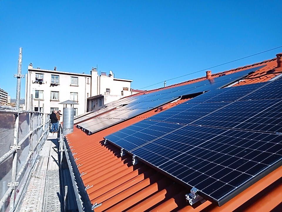 Panneaux solaires posés sur le toit en tuiles de la Fraternité de la Belle de Mai