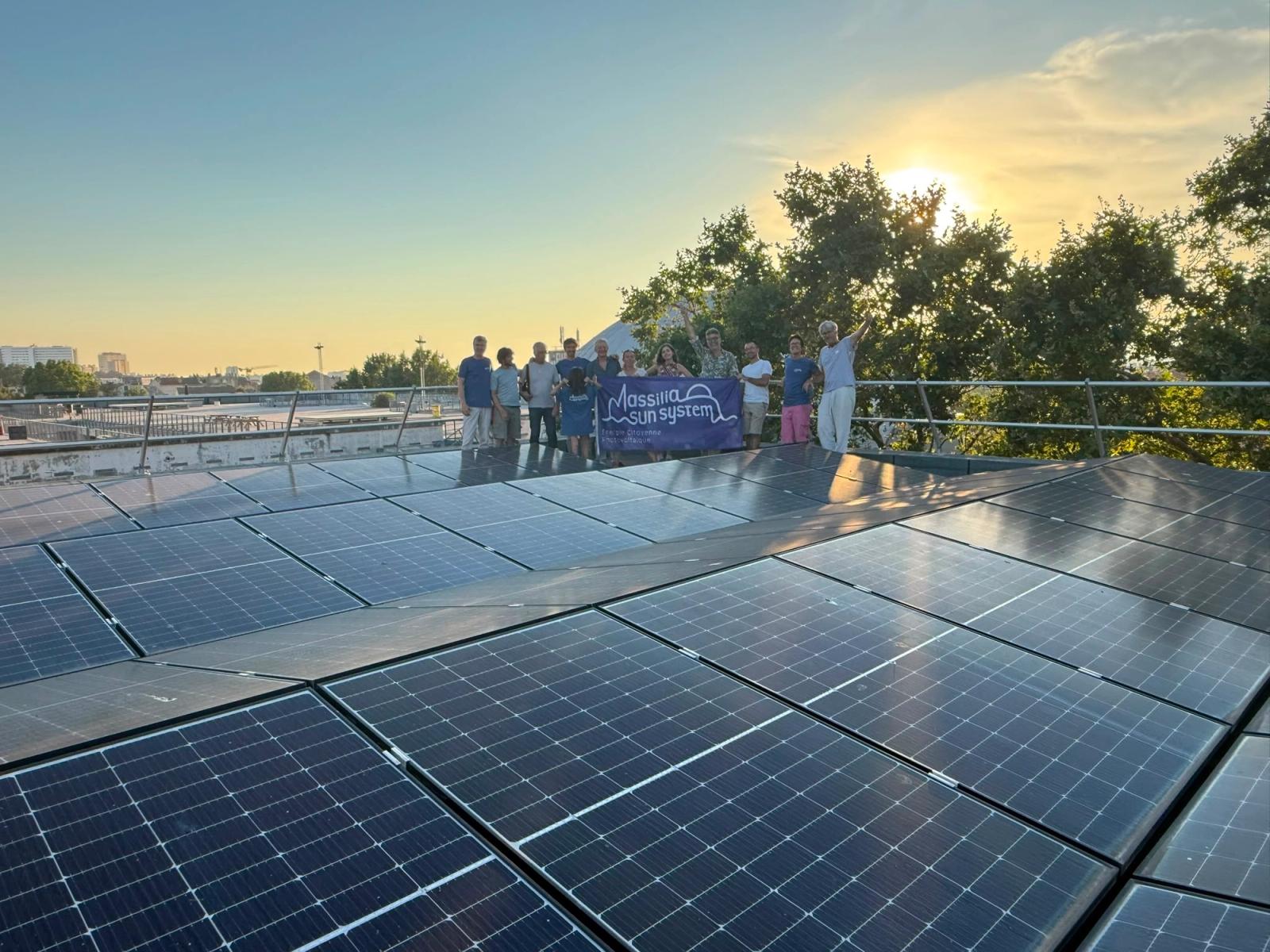 La centrale de Massilia Sun System sur le toit de la Cartonnerie à la Friche Belle de Mai