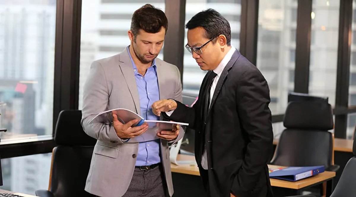 salesperson-meeting-with-client