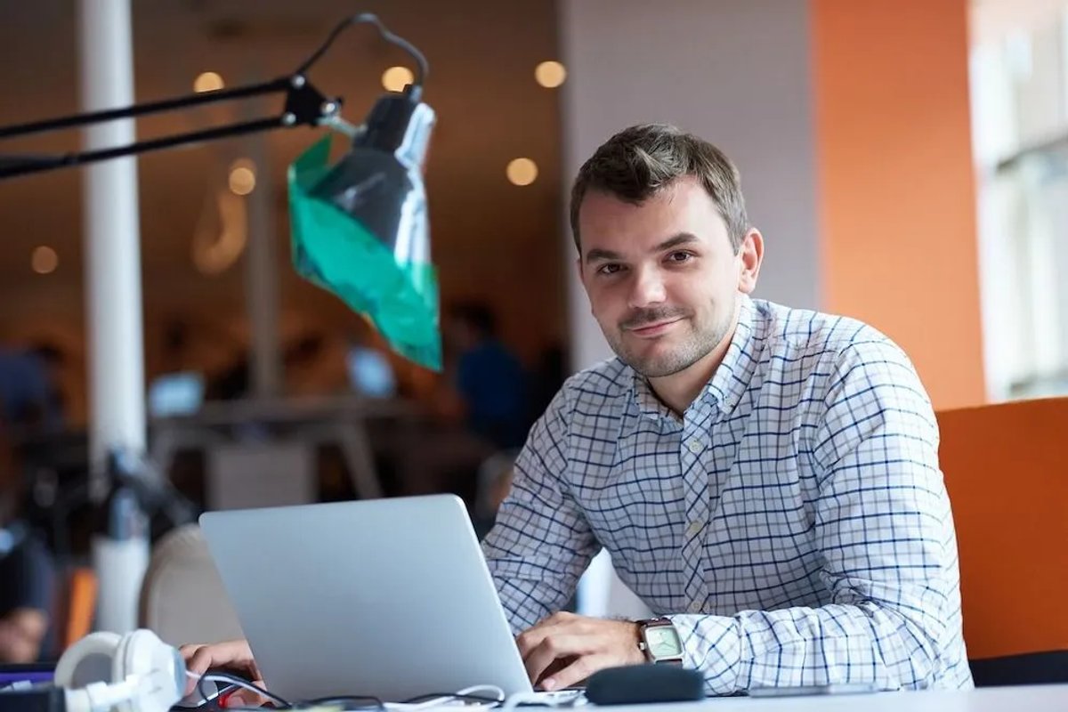 How to Improve Your Listening Skills & Stay Present in Sales Conversations - Pick up Non-verbal Communication